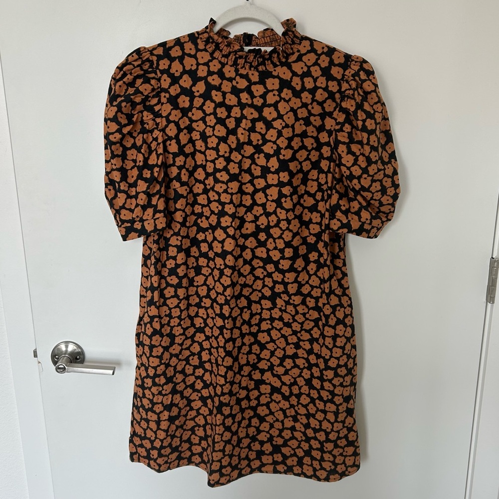 Print dress with puffy sleeves & button detail